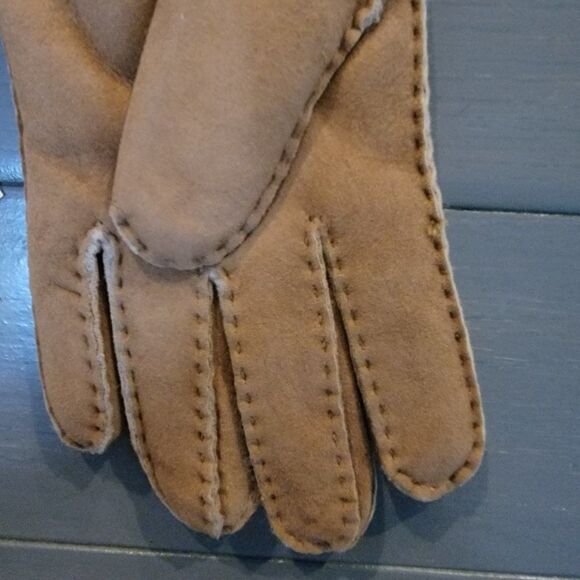 UGG Australia Women perforated Genuine Shearling Handmade Chestnut Glove size L - Picture 10 of 14